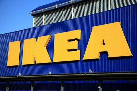 London, Velika Britanija - 19. studenoga 2011. Ikea logotip oglašava reklamni znak ispred svojih maloprodajnih supermarketa u brent parku Wembley