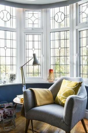 Plava retro dnevna soba inspirirana klasičnim knjigama