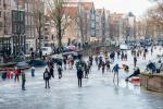 Klizači na ledu klize iznad smrznutih kanala Amsterdama tijekom velikog zamrzavanja Europe
