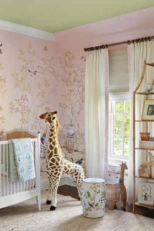 ružičaste tapete, punjene igračke sa žirafama, dječji krevetić, krem ​​tepih