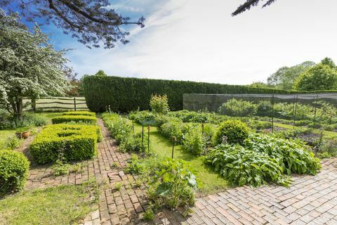 Braća braća nalaze se u mjestu Ranmore Common, Dorking, Surrey - na seoskoj kući na prodaju