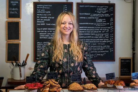 Baker Claire Ptak pozira u svojoj pekari Violet u istočnom Londonu.