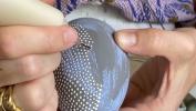 Kako Elena Boiardi stvara zamršene šagreenske uzorke na keramici