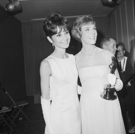 Audrey Hepburn i Julie Andrews s Oscarom