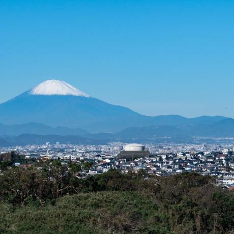 Snježne kapice Mt. Fuji i stambeni kvart u japanskoj prefekturi Kanagawa