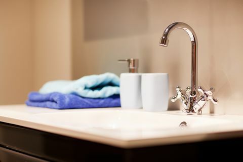 kupaonski umivaonik s kromiranom slavinom i ručnicima