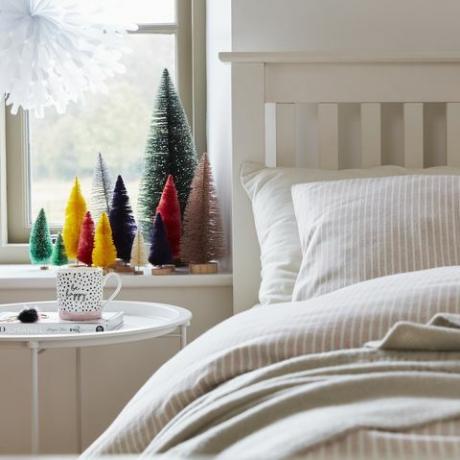božićna posteljina i božićni ukras prozora
