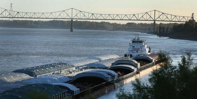 suša u slivu rijeke Mississippi usporava vitalni promet teglenicama