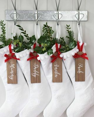 Čista bijela čarapa Djeda Mraza s prilagođenom drvenom oznakom