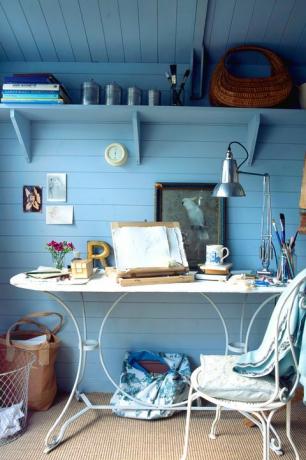 radni stol u plavom kućnom studiju