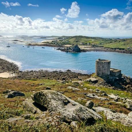 pogled preko obale tresco na otocima scilly, snimljeno 3. listopada 2013. poznata utvrda iz 17. stoljeća kao što je Cromwellov dvorac vidljiv u prvom planu fotografija Jamesa Patersonna photo magazinefuture putem gettyja slike