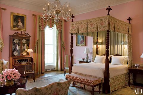 kraljičina spavaća soba kakva se pojavila tijekom George W bush godina, gdje su razne kraljice kroz povijest ostajale draperije, ovješeni kreveti i naslonjači by scalamandré