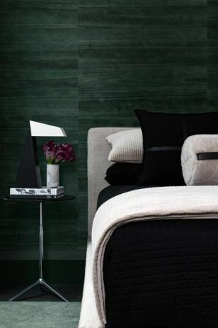 spavaća soba, crne posteljine, zelena zidna obloga