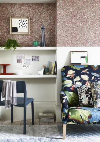 radna soba ili kućni ured sa zidnim cvjetnim tapetama