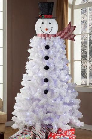 prethodno osvijetljeno božićno drvce snjegovića