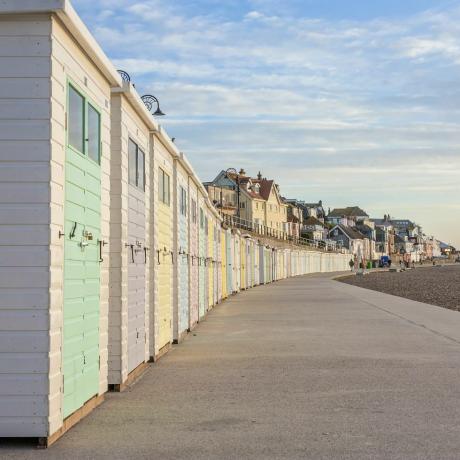 kolibe na plaži pastelnih boja duž šetališta u lyme regisu, Dorset