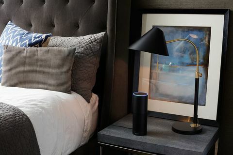 Amazon Echo na noćnom ormariću