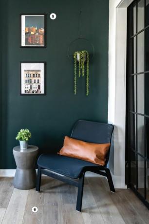 kutak za čitanje sa zelenim zidom i crnom stolicom