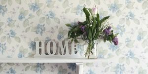 Vaza za cvijeće na polici kod kuće sa znakom