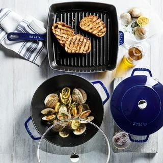 Staub 4 1/2-Qt. Emajlirani savršeni pan