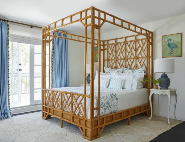 spavaća soba, okvir kreveta od bambusa, plave zavjese