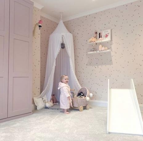 svijetlo ružičasta dječja spavaća soba