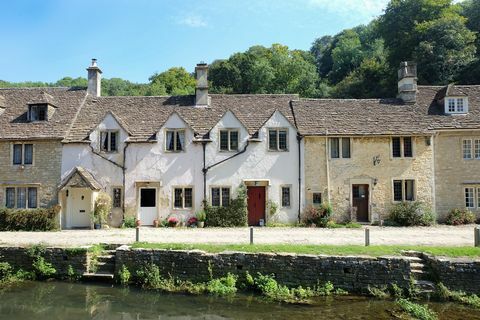 prekrasne kuće u selu Bibury pod ljetnom sunčevom svjetlošću u Velikoj Britaniji