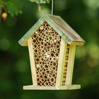Kut za gniježđenje pčela s cinkovim krovom
