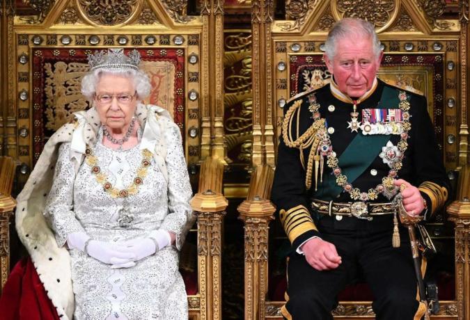 London, Engleska, 14. listopada, kraljica Elizabeta II. i princ Charles, princ od Walesa, tijekom državnog otvaranja parlamenta u westminsterskoj palači 14. listopada 2019. u Londonu, Engleska Očekuje se da će govor kraljice objaviti planove za ukidanje slobodnog kretanja građana eu-a u Ujedinjeno Kraljevstvo nakon brexita, novih zakona o kriminalu, zdravlju i okolišu, fotografija paula edwardsa wpa poolgetty slike