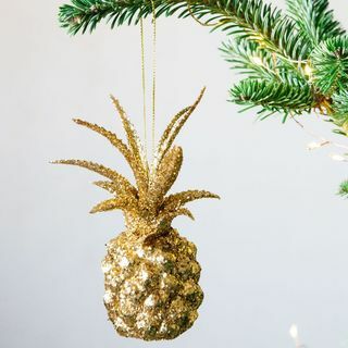 Zlatni sjajni ukras od ananasa