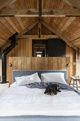 primarna spavaća soba u berkshireu, engleska kuća koju je dizajnirala londonska tvrtka za arhitekturu i interijere mclaren bed amode. tepih pozlaćeni rub tepiha. svjetla astro rasvjeta