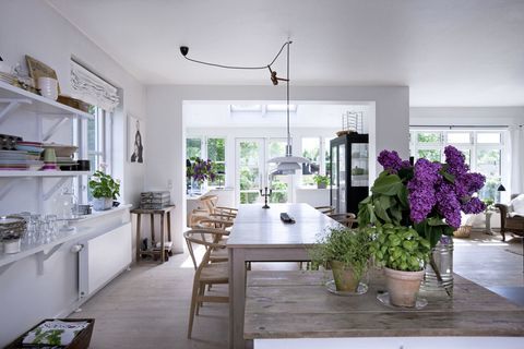 Svijetla, prijateljska i ugodna dnevna soba u stilu Scandi. Prozračna kuhinja s bijelim zidovima i vratima jedinice; Otok s cvijećem.