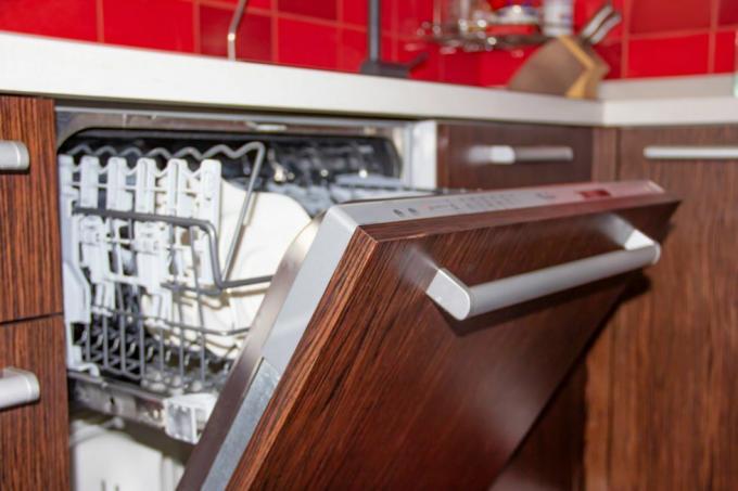 otvorena perilica posuđa u kuhinji posuđe u stroju