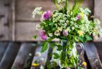 9 načina da se svježi cvjetovi učine dulje, prema cvjećarici Royal Wedding Philippa Craddock