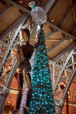 Tiffany & Co. i Coty partner sa međunarodnom stanicom St Pancras predstavit će svoje prvo mirisno božićno drvce i dućan sa mirisima
