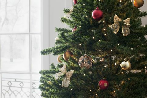 Božićni ukrasi na drvetu