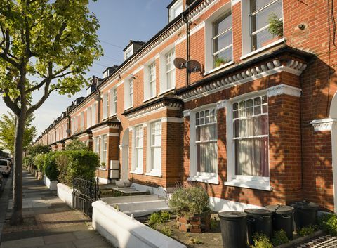dugački niz viktorijanskih kuća u londonskoj četvrti Wandsworth