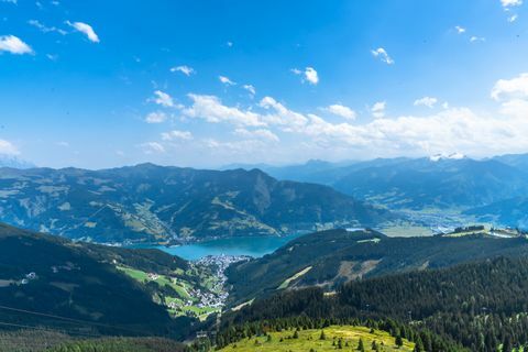 Scenski pogled na planine nasuprot plavom nebu