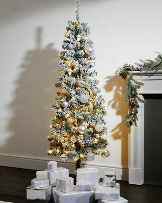 6 stopa unaprijed osvijetljeno tanko snježno božićno drvce