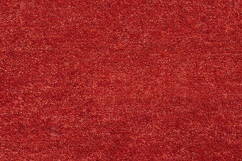 Slika izbliza čistog i svijetlo crvenog tepiha