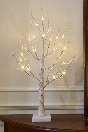 Bijelo stablo sa svjetlima