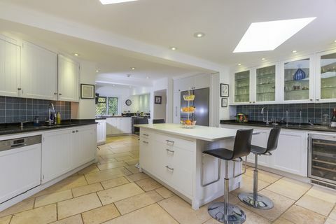 bivša ladanjska kuća michaela cainea prodaje se u oxfordshireu