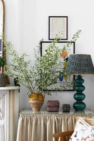 pomoćni stol, zelena lampa, smeđa vaza, zidna umjetnost