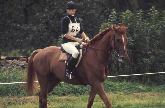 ujedinjeno kraljevstvo 01. siječnja princeza anne jaše svog konja na događaju suđenja konjima oko 1970-ih fotografija tim graham biblioteka fotografija putem getty images