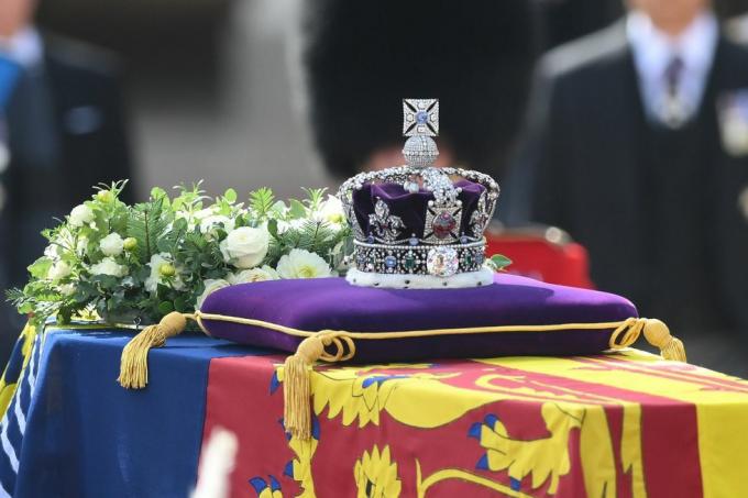 lijes s kraljicom Elizabetom II prebačen je iz Buckinghamske palače u Westminstersku palaču