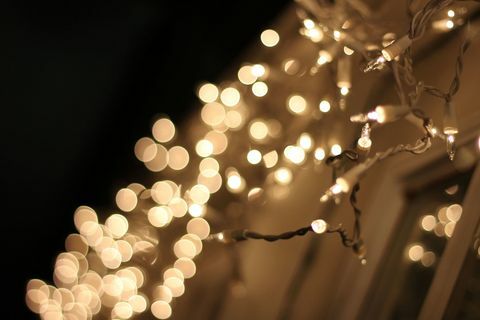Krupni prikaz osvijetljenih žica za osvjetljenje tijekom Božića noću