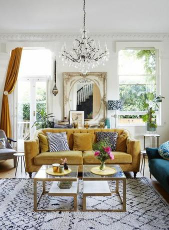 dnevna soba sa sofom od žutog baršuna eklektična shema, dnevni boravak