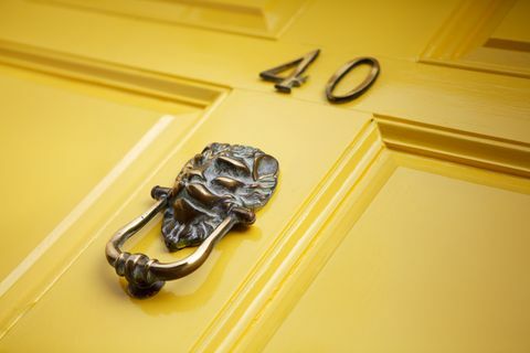 Žuta vrata s kucanjem