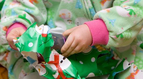 Dijete na otvaranju božićnih poklona