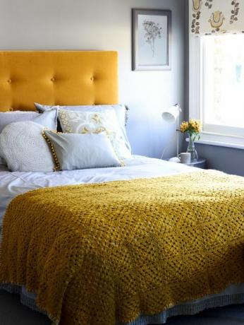veliko pranje i uzglavlje kreveta stvara zadivljujuću značajku u maloj spavaćoj sobi